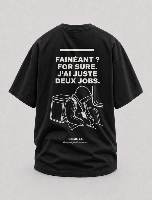 T-shirt noir Ferme-la., dos : FAINÉANT ? FOR SURE. J'AI JUSTE DEUX JOBS., un livreur endormi dans le métro, capuche sur la tête, sac de livraison sur le dos et badge autour du cou.