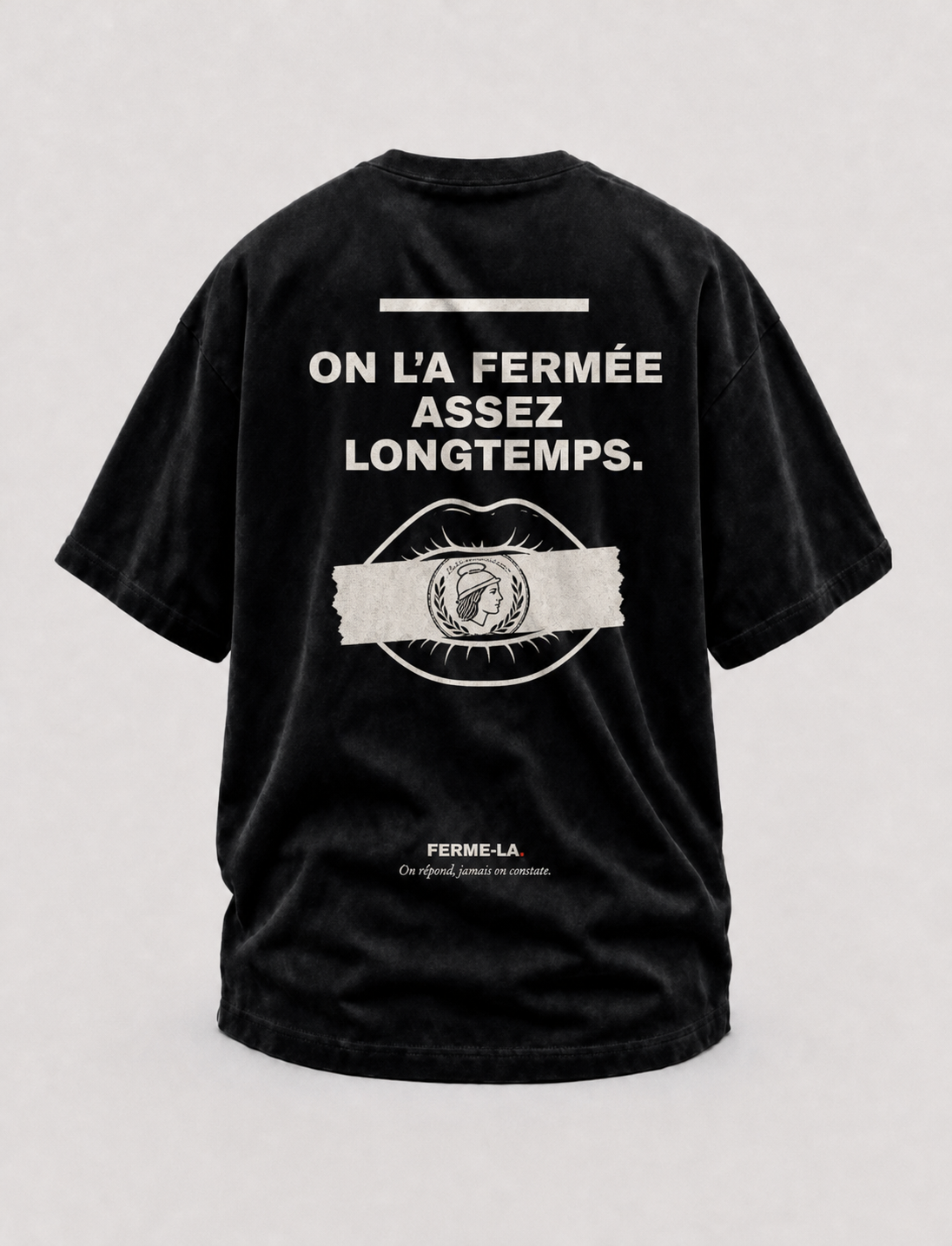 T-shirt noir Ferme-la., dos : ON L'A FERMÉE ASSEZ LONGTEMPS., bouche scotchée avec un tampon.