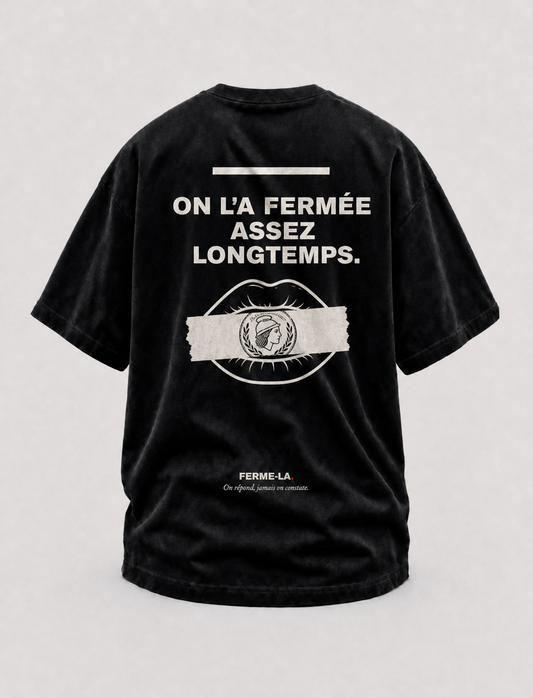 T-shirt noir Ferme-la., dos : ON L'A FERMÉE ASSEZ LONGTEMPS., bouche scotchée avec un tampon.